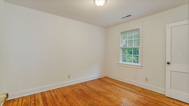 Building Photo - 3 Bedroom 1 Bath Townhouse in Wagener Terrace - Charleston Peninsula