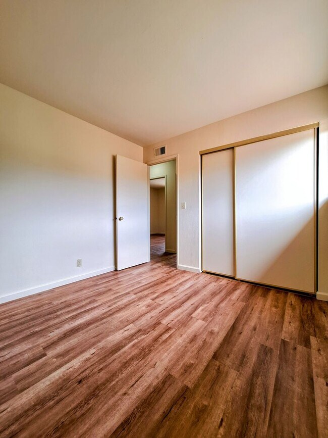 Building Photo - Spacious 4bd Tri-Level Home w/Central Heat...