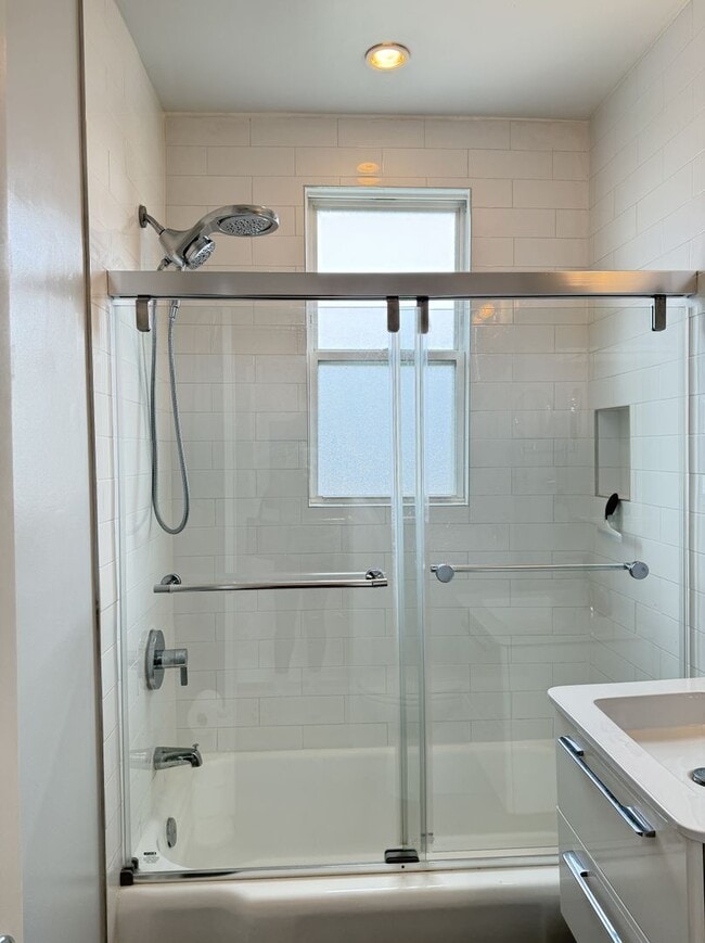 Building Photo - Bright Top-Floor 1BR Condo in Columbia Hei...