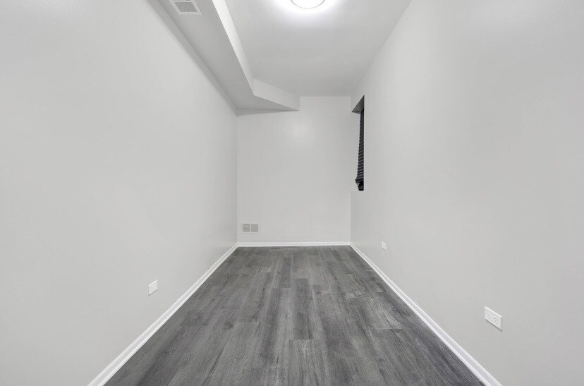 Building Photo - 2253 W Belmont Ave