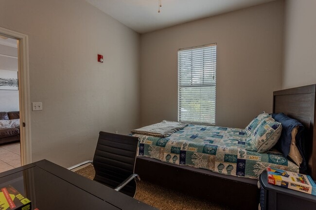 Building Photo - LOCATION. LOCATION. LOCATION. 2BR/3BA Cond...