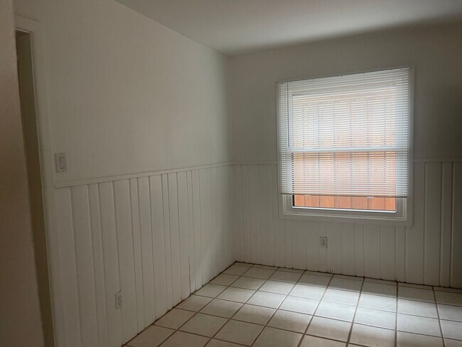 Building Photo - $200 off First Month! Large, Beautiful 3/2...