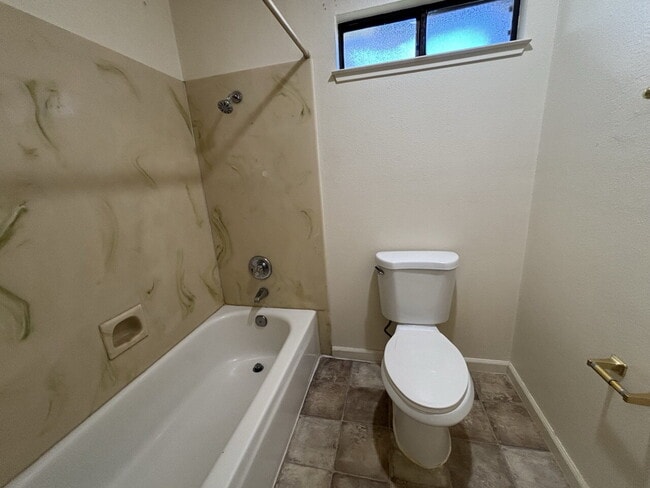 Building Photo - Well maintained condo close to city amenities and Lyon's Park!