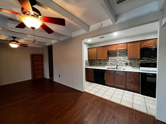 Building Photo - Two Bedroom , Two Bathroom