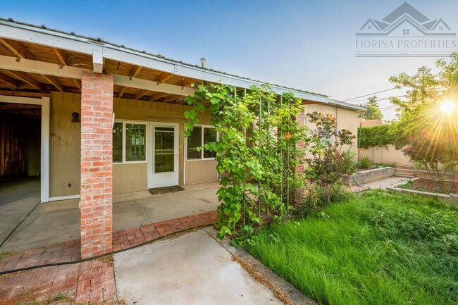 Building Photo - Classic Stamm Home in Casa Alegre