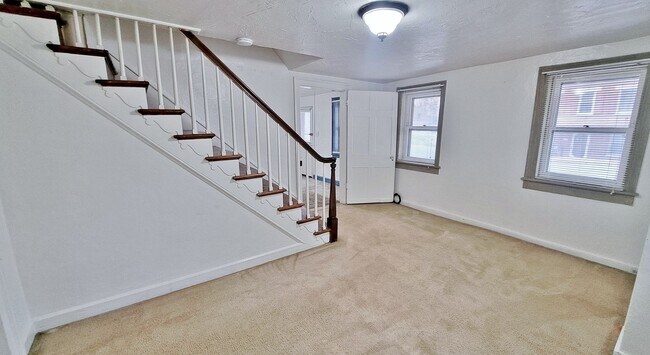 Building Photo - 104 W King St