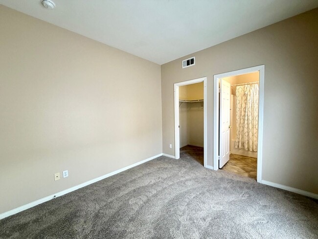 Building Photo - Spacious 5 Bedroom Wolf Creek Home with Balcony, Loft & Secondary Kitchen