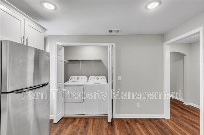 Building Photo - 1024 W 39th St