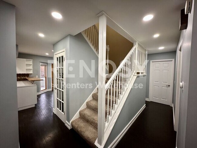 Building Photo - 5 Bedroom 3 Bathroom Single Family Home in Burnsville