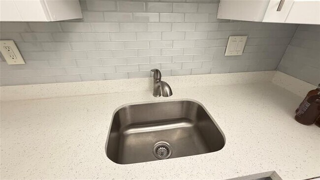 Building Photo - 3040 NE 16th Ave