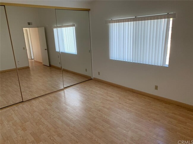 Building Photo - 543 Springbrook N