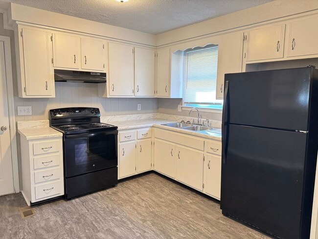 Building Photo - 3 Bedroom/1 Bath near shopping off Wilma R...