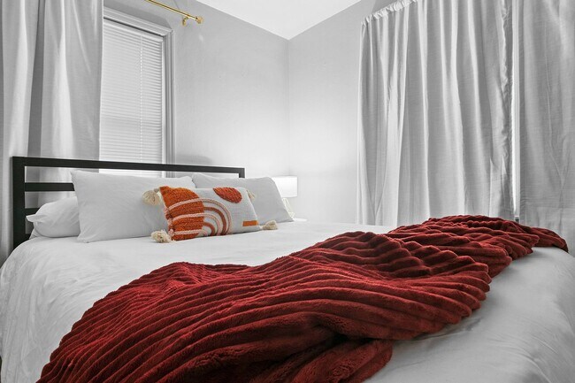 Building Photo - Flexible Furnished 2 BR  utilities included w/ garage