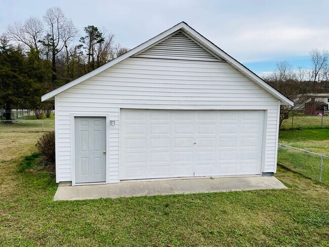 Building Photo - 2 bed with Large Garage