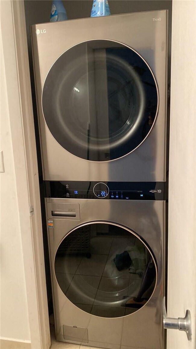 Building Photo - 1900 N Bayshore Dr