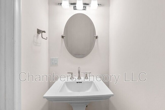 Building Photo - 1745 1st St NW