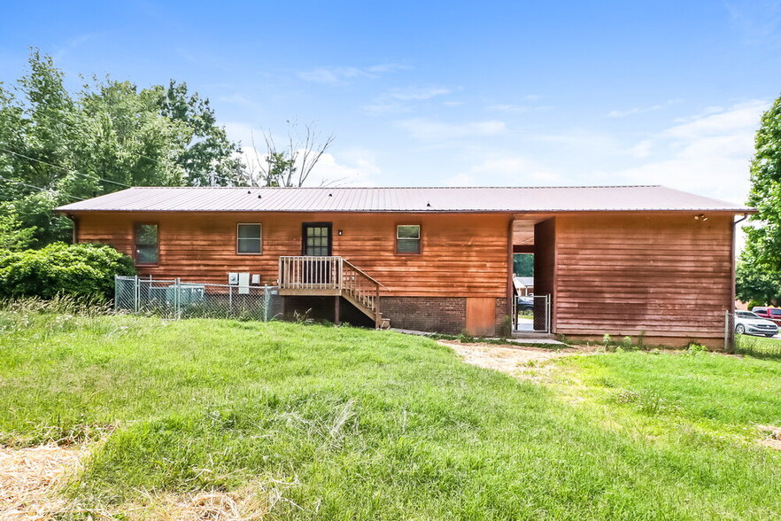Building Photo - 1110 Jennifer Ln