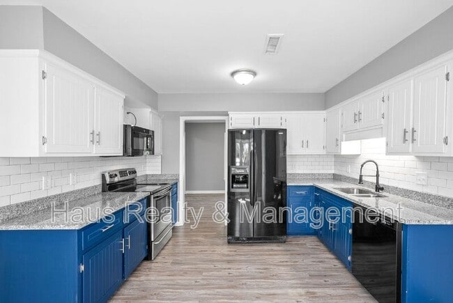 Building Photo - 830 Iris Ln