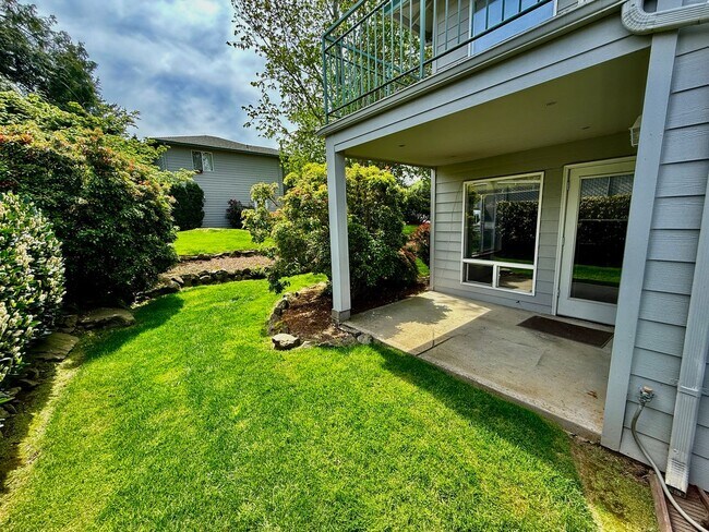 Building Photo - Large 980sq. 1 bedroom apartment with attached garage plus 1 parking space