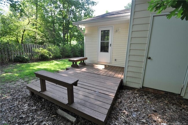 Building Photo - 6104 Deerwood Pl