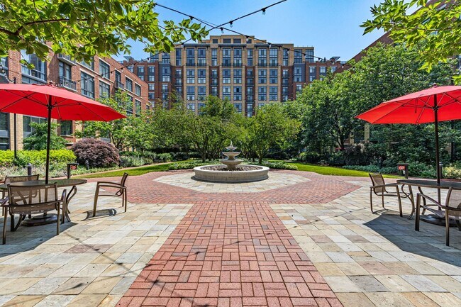 Building Photo - Modern Condo in Old Town Alexandria