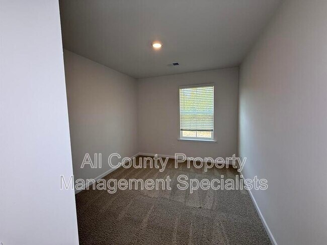 Building Photo - 424 Devotion Ln