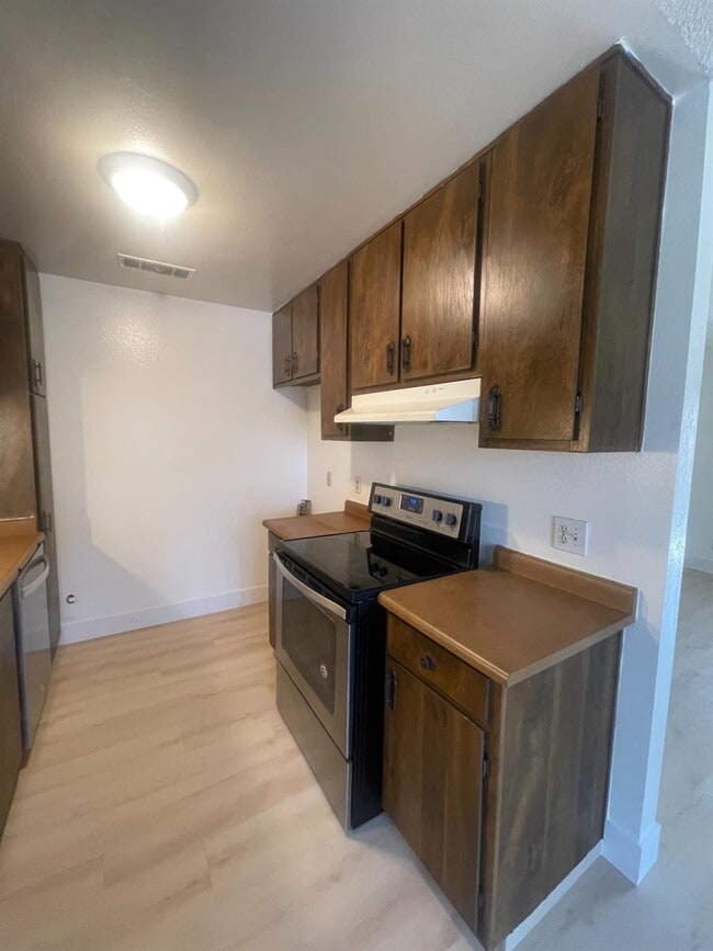 Building Photo - 1221 N Peach Ave