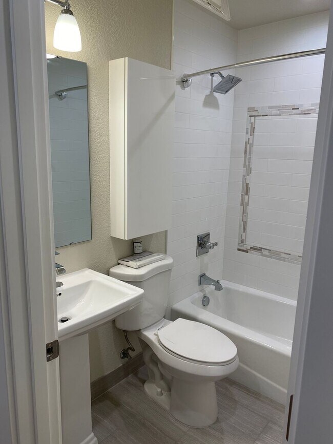 Building Photo - New Modern Updates 1250sf Hardwoods Baseme...