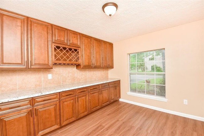 Building Photo - 2910 Colonial Dr
