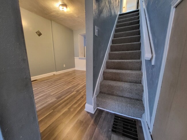 Building Photo - 3Br/1Ba Townhouse