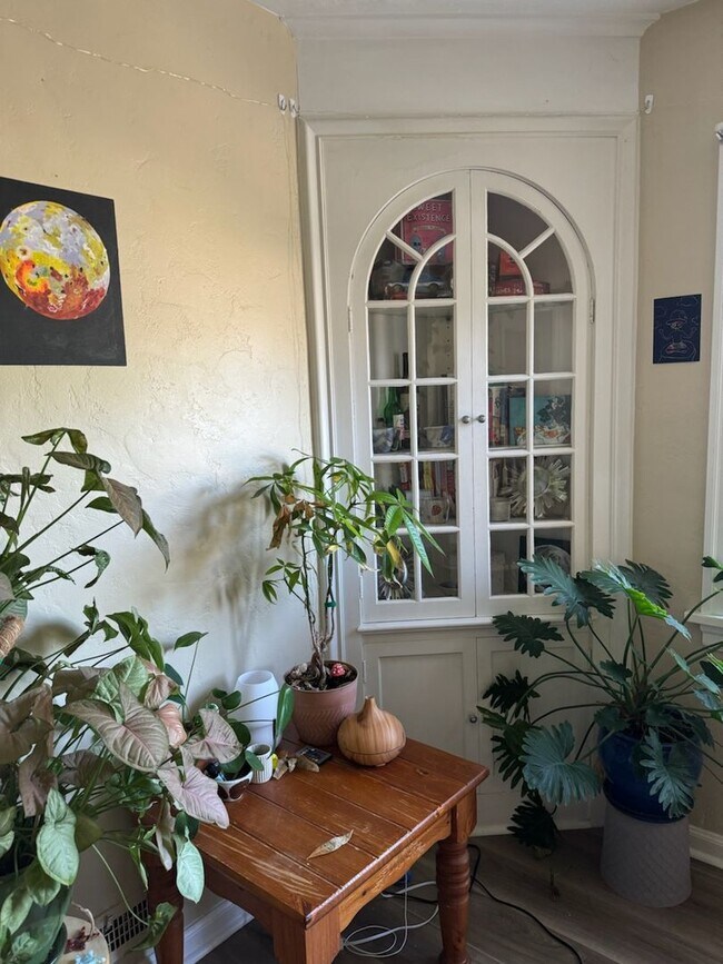 Building Photo - Private Rooms and Apartments Available Near SUU