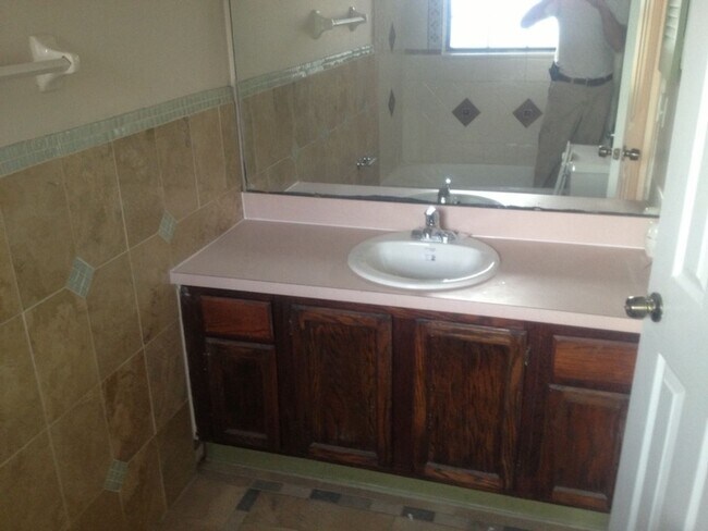 Building Photo - 3-Bedroom, 2-Bathroom single-family home brick construction