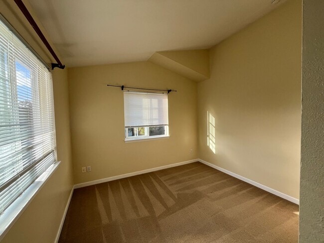 Building Photo - Spacious 3 Bedroom w/ Attached Garage