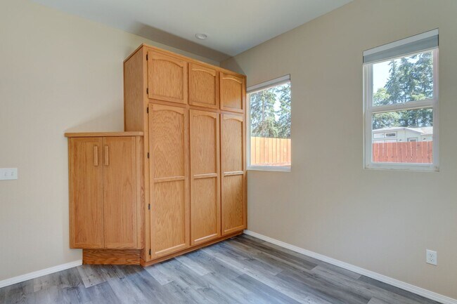 Building Photo - 811 W Patmore Rd