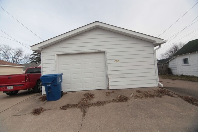 Building Photo - 2 Bedroom & Large Car Garage in Moline for...