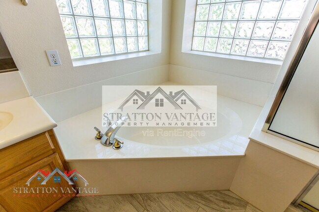 Building Photo - 960 E Constitution Dr