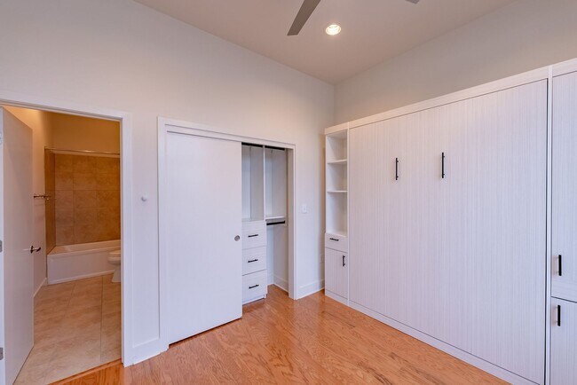 Building Photo - Beautiful South Lamar 2 bed 2 bath Condo!
