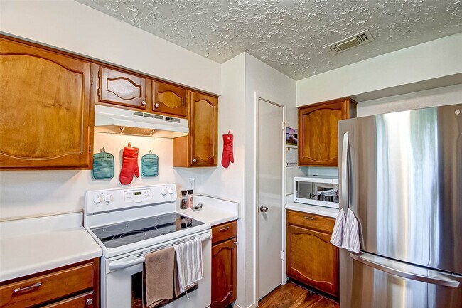 Building Photo - 7211 Skylight Ln