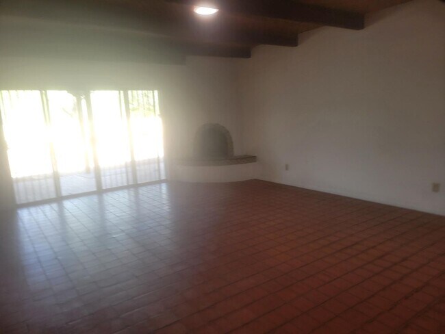 Building Photo - 3 Bed 2.5 Bath Spanish Style Home