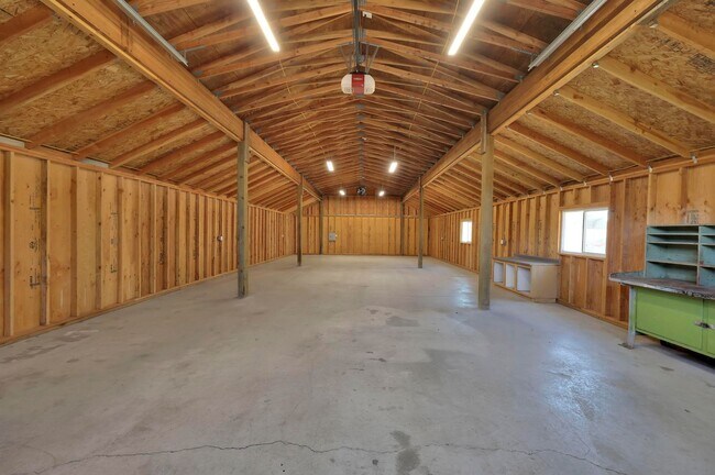 Building Photo - 3-Bedroom 2-Bathroom home with HUGE Shop in Cedar Flats