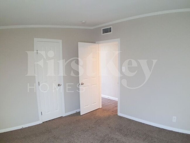 Building Photo - 2317 Hassett Ave