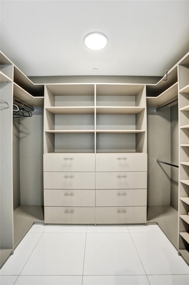 Building Photo - 100 E Las Olas Blvd