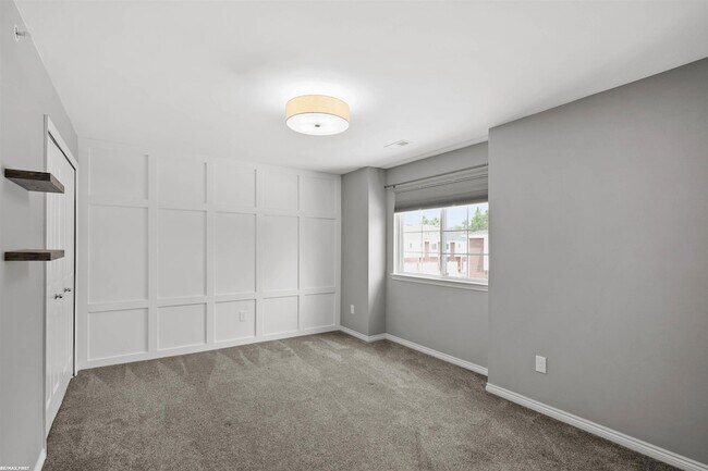 Building Photo - 6986 Boulder Pointe Dr