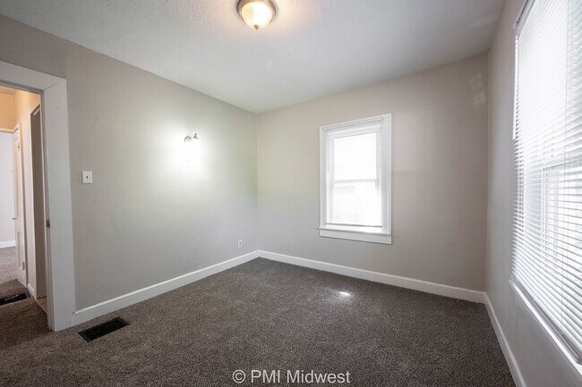 Building Photo - 1529 E Ohio St