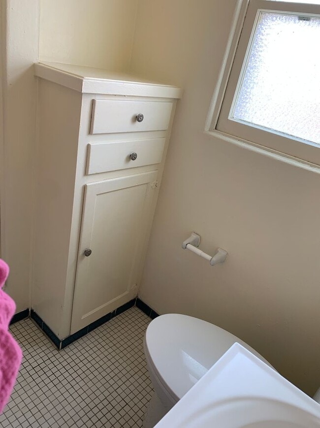 Building Photo - Spacious 1 bedroom
