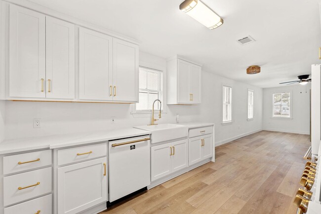 Building Photo - 2 Bed 1.5 Bath Jax Beach - Walk to the Beach- Newly remodeled