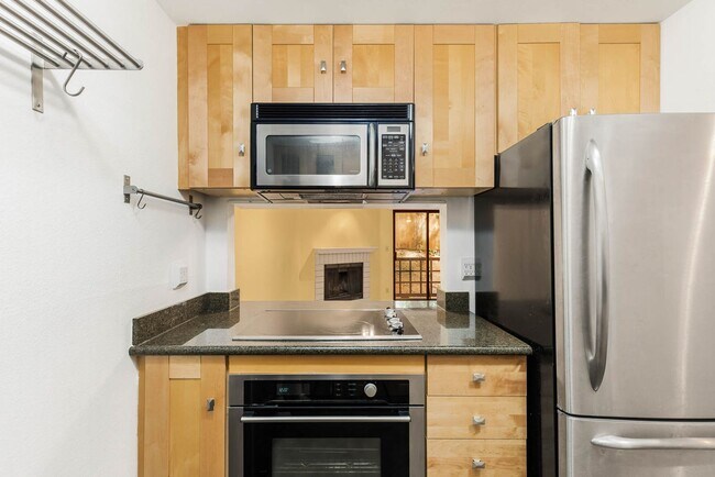 Building Photo - 710 N 160th St