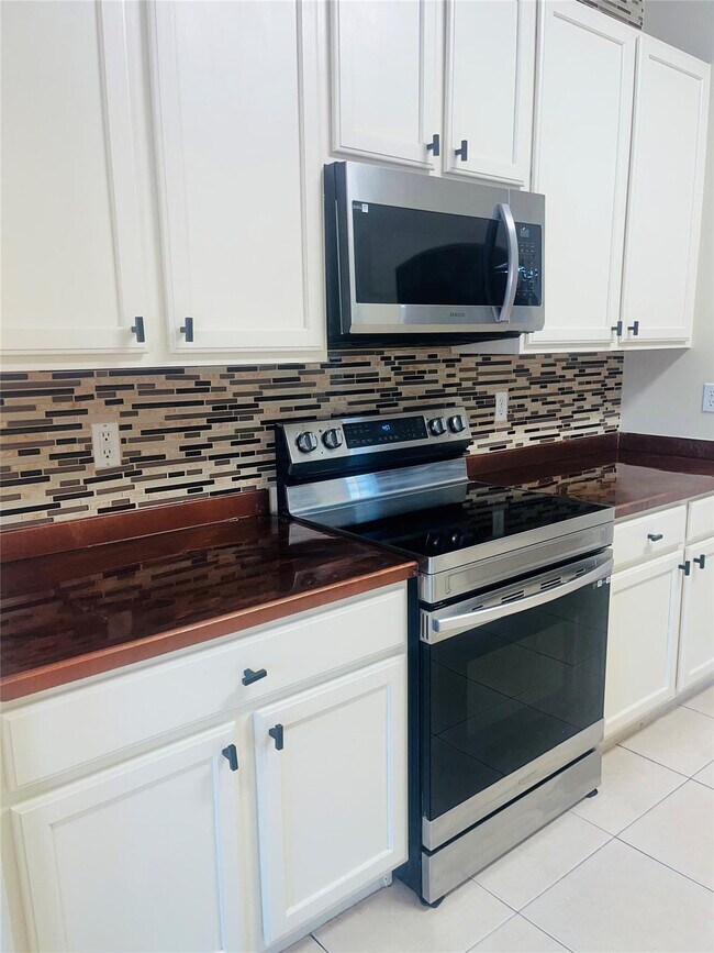 Building Photo - 602 SW McCall Rd