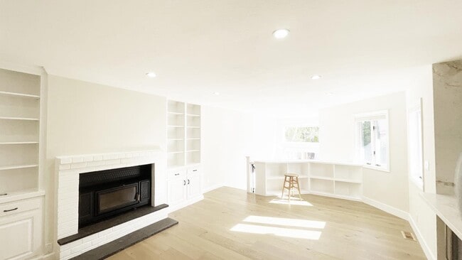 Building Photo - 1911 Easton Dr