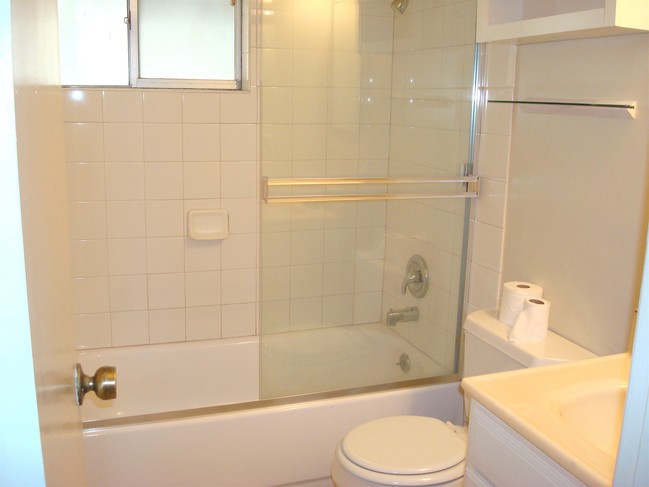 Bathroom/2nd floor - 2605 Laurel Canyon Blvd